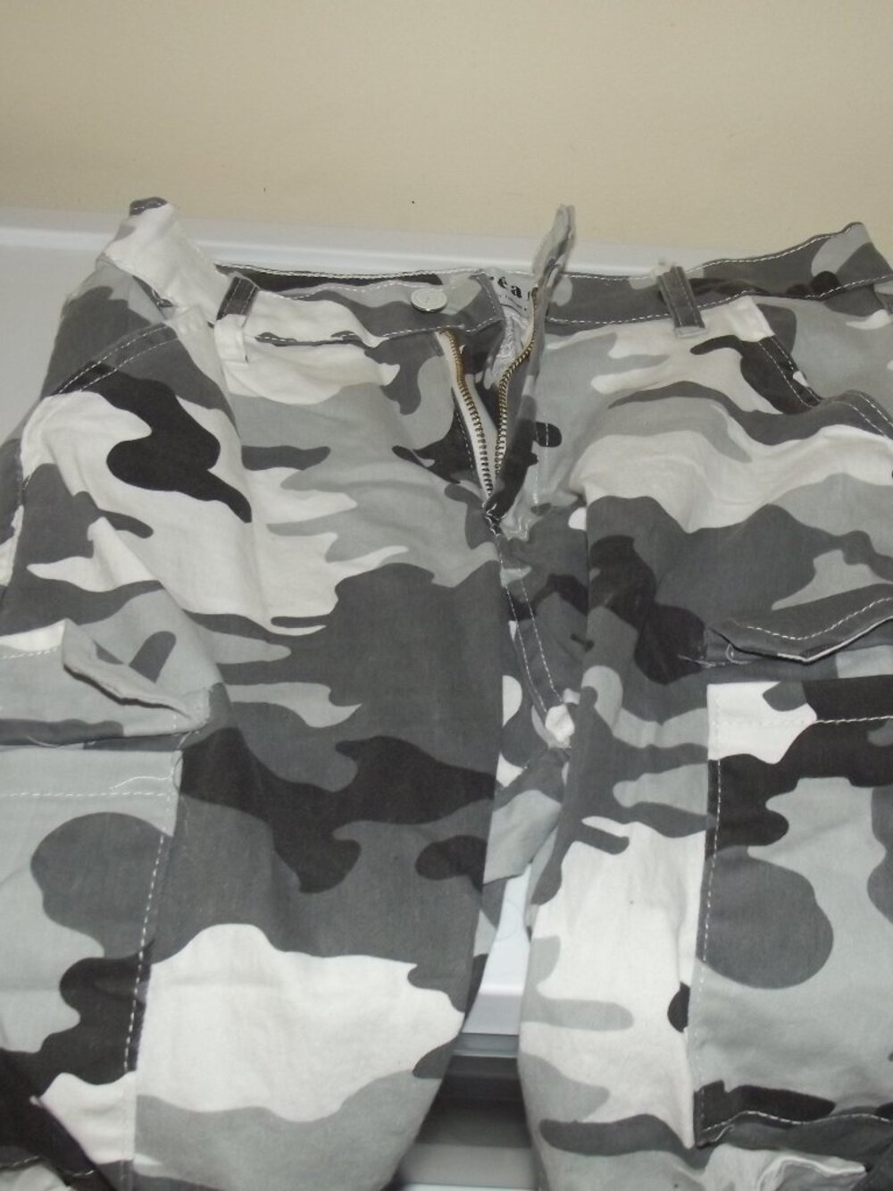 Very Nice Used Pair of Boys Camo Pants (Kreamy) Sz Lg